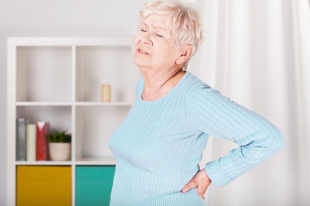 Ο πόνος στο κάτω μέρος της πλάτης σε μια γυναίκα μπορεί να είναι η αιτία της οστεοχόνδρωσης