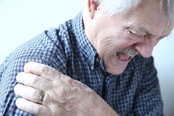 Πόνος στον ώμο σε έναν ηλικιωμένο άνδρα που διαγνώστηκε με οστεοαρθρίτιδα της άρθρωσης του ώμου
